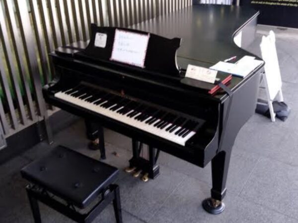 神戸市の街角ピアノ ～ ストピで音楽に包まれるまちに